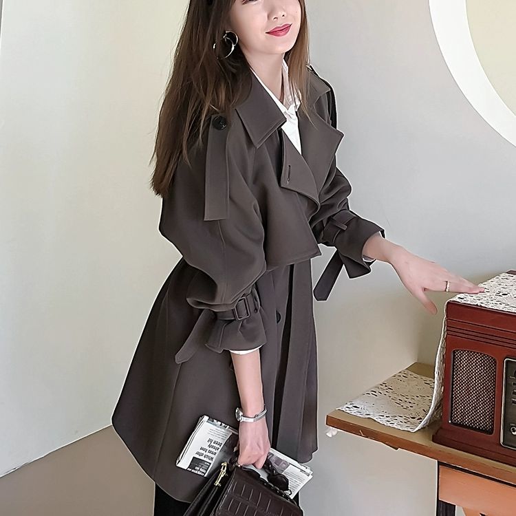 Street Fashion China Beautiful Girls - เสื้อกันฝนแฟชั่นผู้หญิงสีน้ำตาลทรงเทรนช์โค้ท สวยงาม พับได้ แมทช์ได้กับทุกชุด แขนเสื้อเย็บตะเข็บ ทรงเข้ารูป