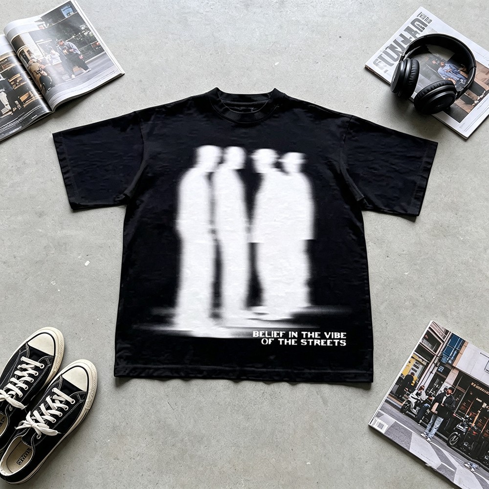 Street Fashion Vibes - เสื้อยืดลายกราฟิกสไตล์สตรีทพร้อมซิลลูเอทเบลอ, เสื้อยืดคอกลมแขนสั้นแบบยูนิเซ็กส์, ลายพิมพ์ศิลปะสตรีทสไตล์มินิมอล, เสื้อผ้าสตรีทแวร์ลำลองทรงหลวม, เหมาะสำหรับงานปาร์ตี้, ลายกราฟิกวินเทจ,